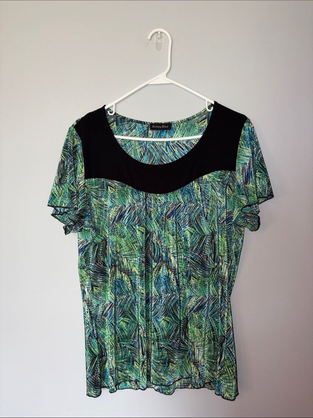 Mystique Blend Women's Green Patterned Short-Sleeve Top with Black Yoke XL
